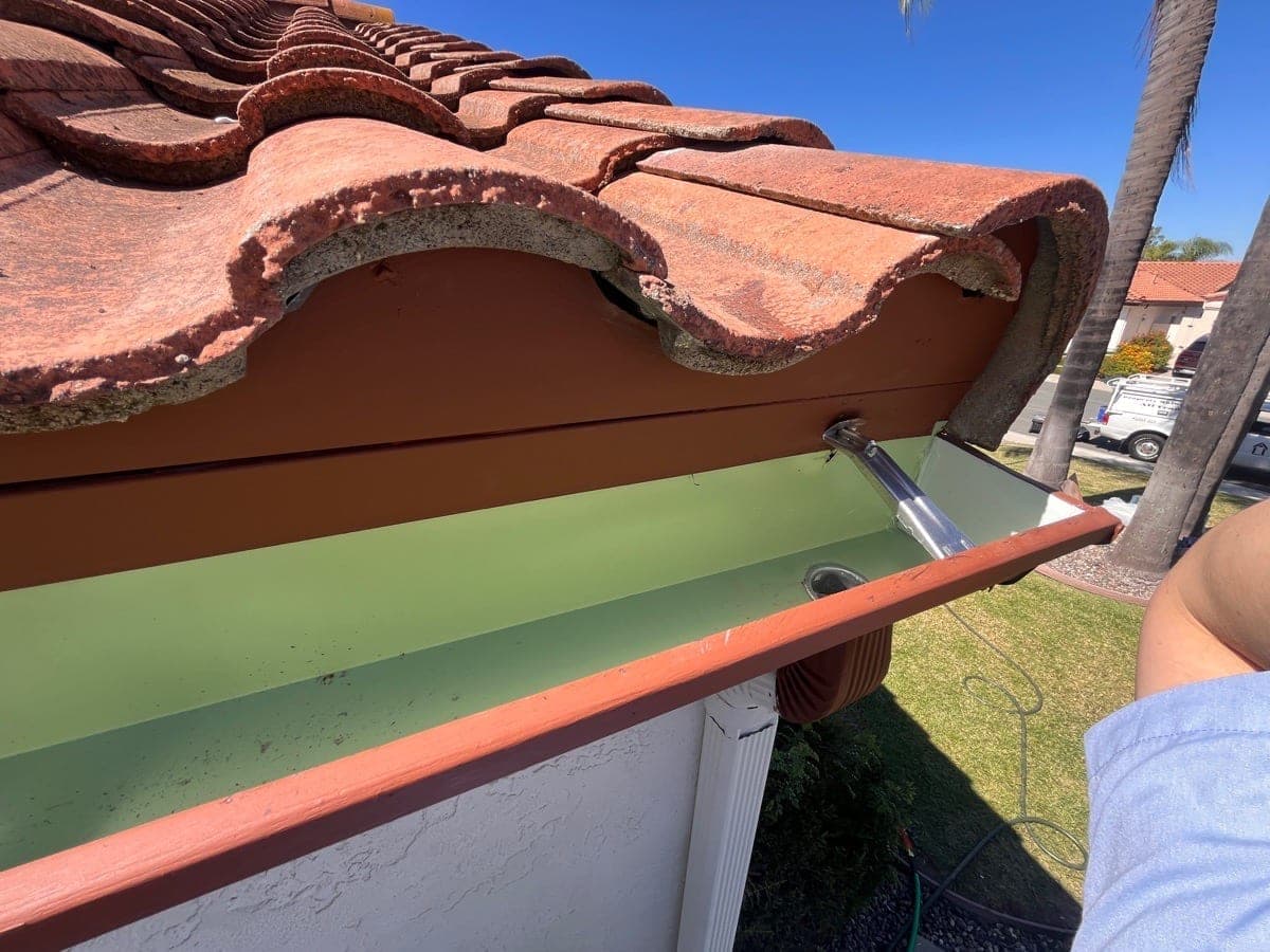 Close view of a 6-inch gutter with hidden hanger hardware